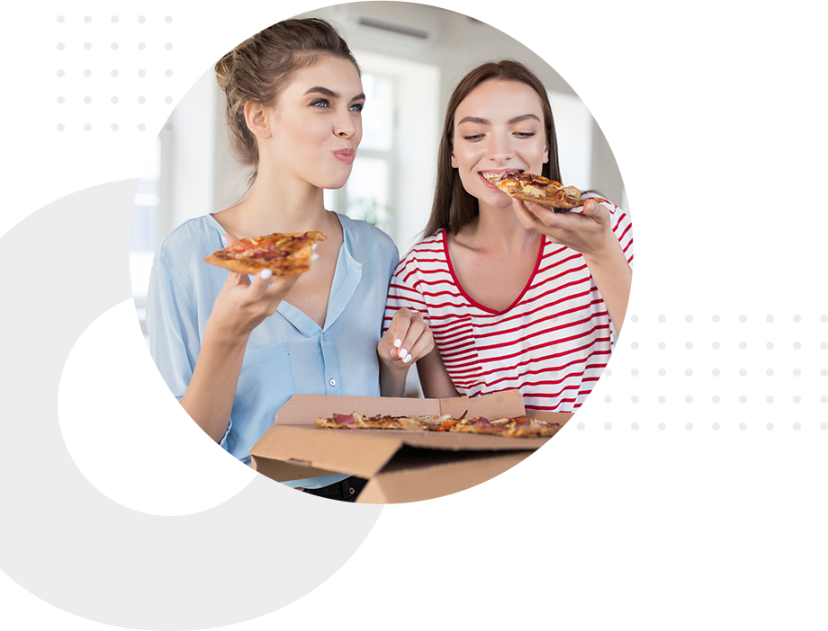 Benefits für Mitarbeiter Sachbezüge - Zwei Frauen essen Pizza